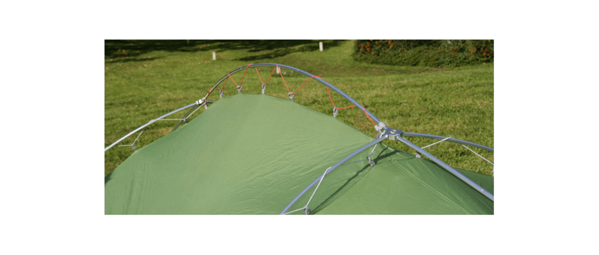 Das Gestänge ist außen und das eigentliche Zelt hängt darunter.