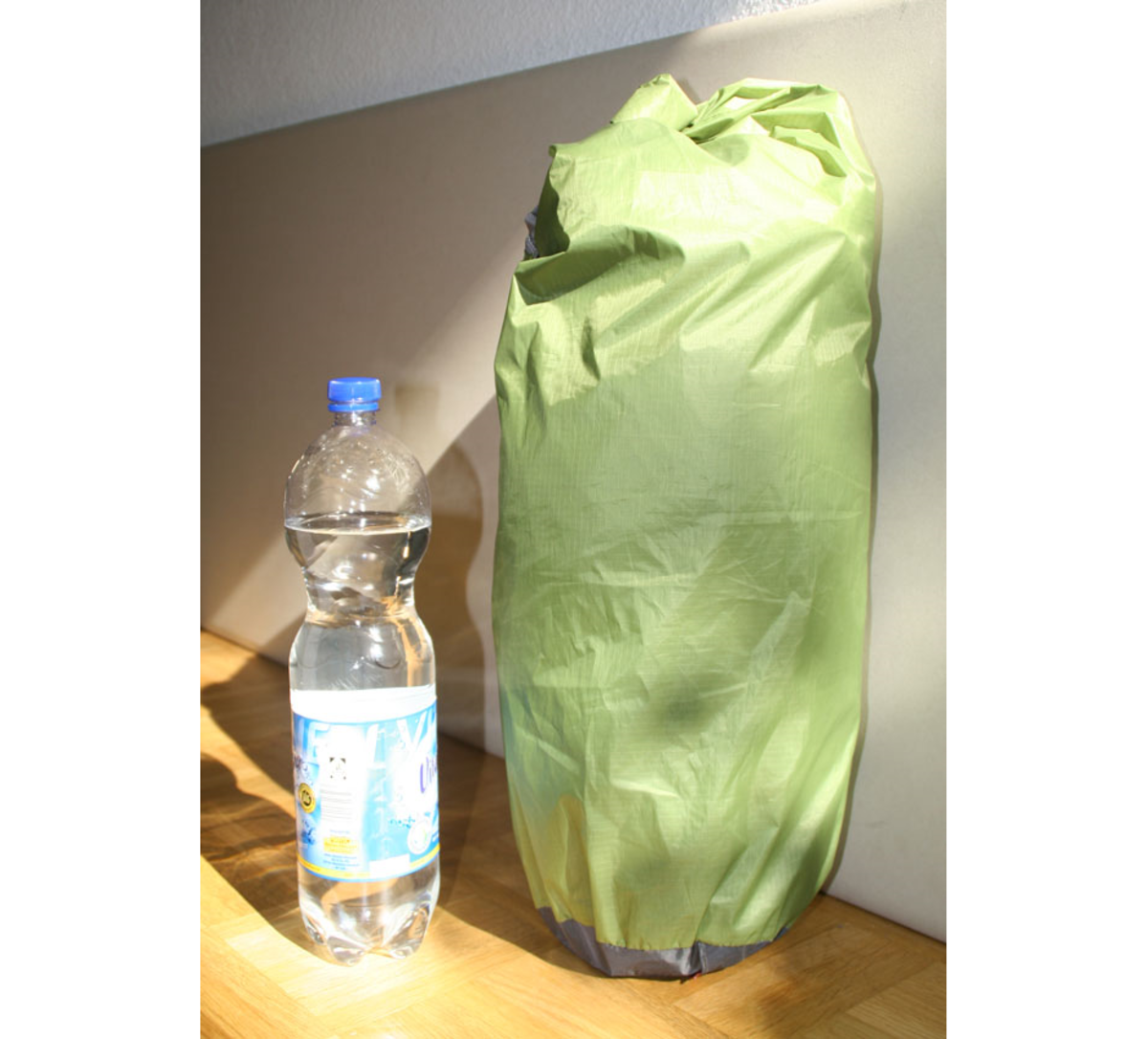 Packmaß im Vergleich mit einer 1,5 Liter Flasche