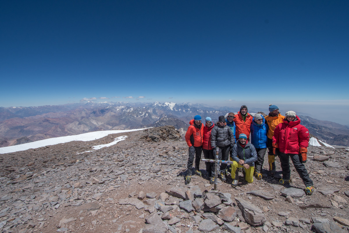 <p>Top of America! Auf dem breiten Gipfel des Aconcagua (6962 m) könnte man Fussball spielen, wenn die Luft reichen würde.</p>