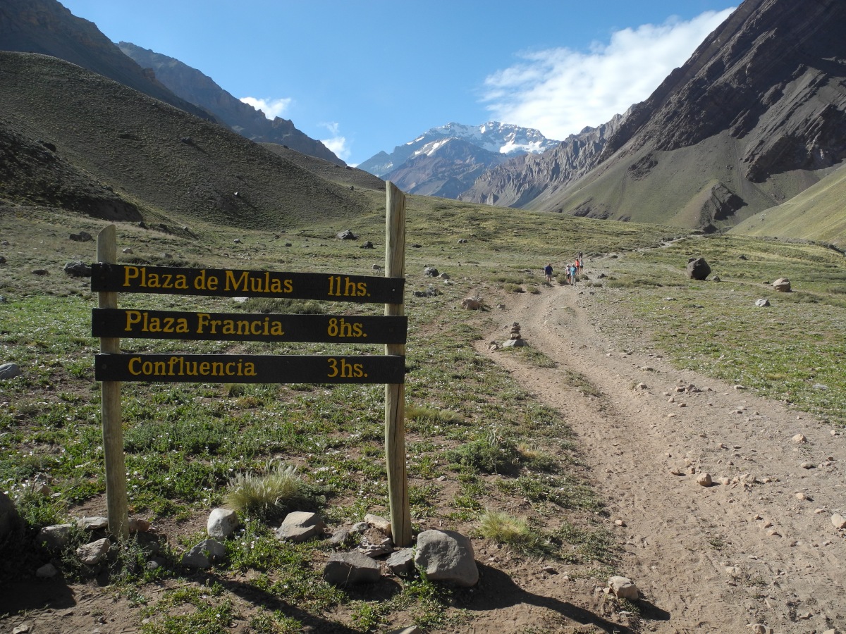 <p>Der Abstieg durchs Horcones-Tal erscheint endlos – und bei der Ankunft am Parkeingang scheint der Aconcagua schon wieder ganz weit weg.</p>
