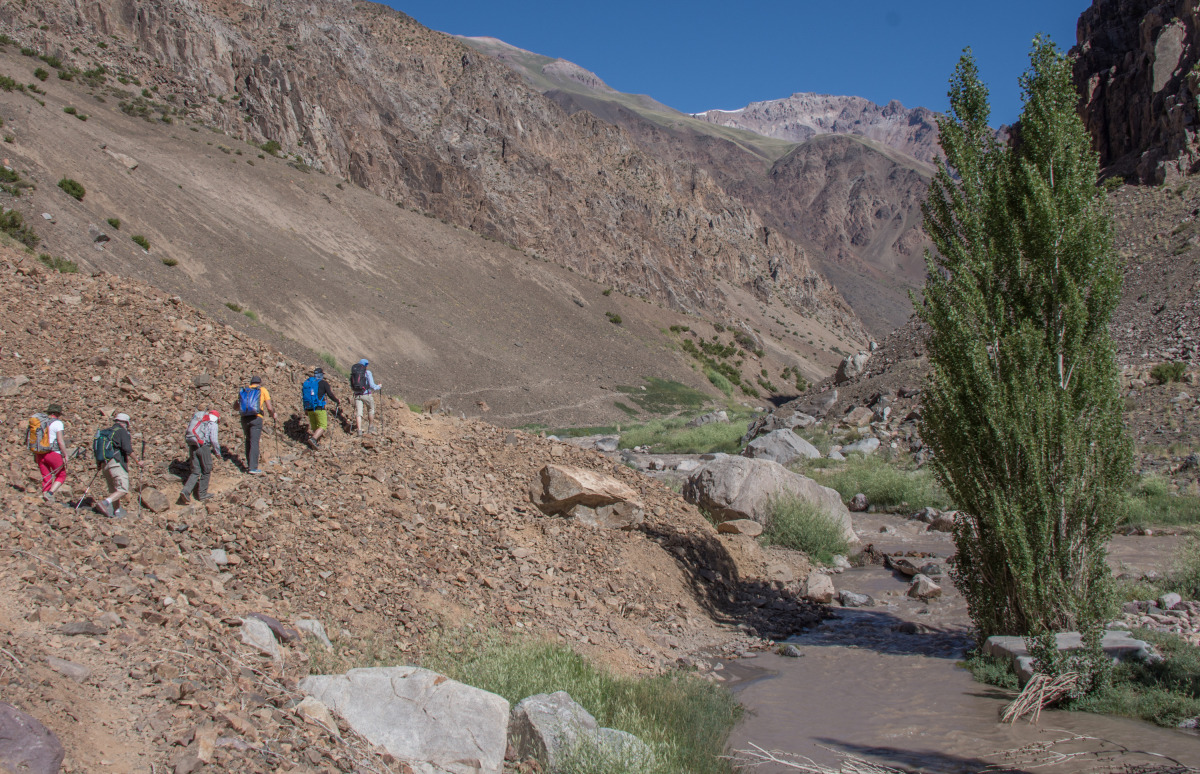 <p>Noch herrscht dicke Luft - der Marsch durch das Vacas-Tal zum ersten Camp Pampade Leñas auf 2800 m Höhe fällt leicht.</p>