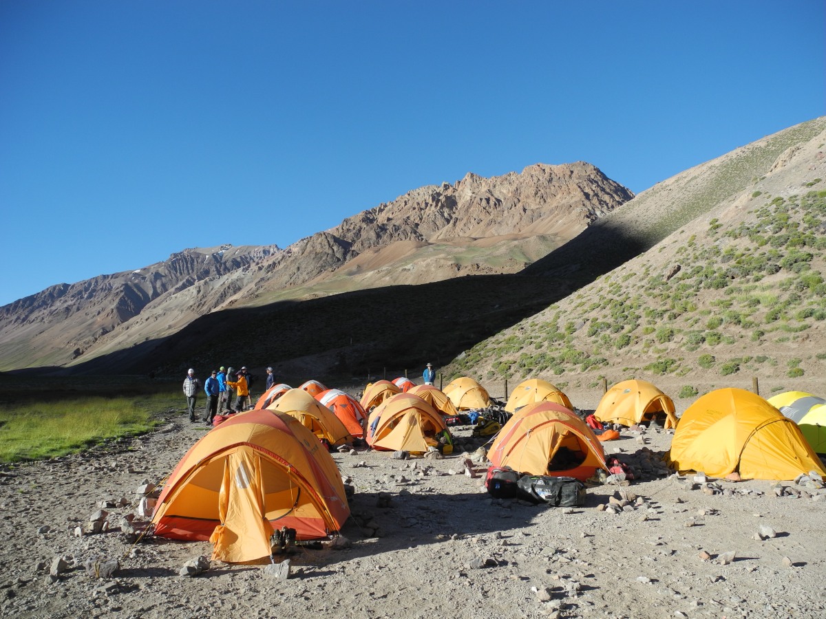 <p>Am zweiten Lagerplatz Casa de Piedra (3200 m) haben sich schon alle in ihren gelben Suiten eingerichtet.</p>
