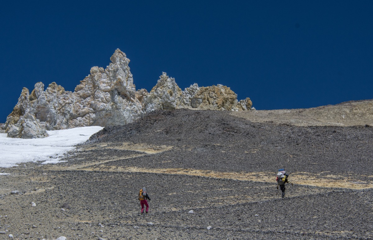 <p>Fast da: Hinter den "piedras blancas“ liegt Camp 3 Coléra auf 6000 m Höhe. </p>