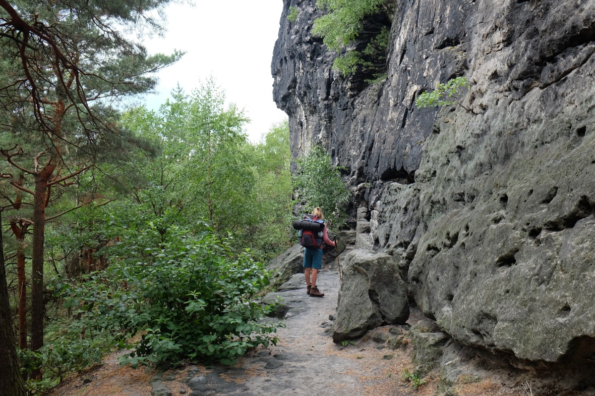 <p>Wer am Wanderpass auf dem Kleinhennersdorfer Stein am  Fels noch etwas weitergeht, entdeckt den Eingang zur Lichterhöhle.  </p>
