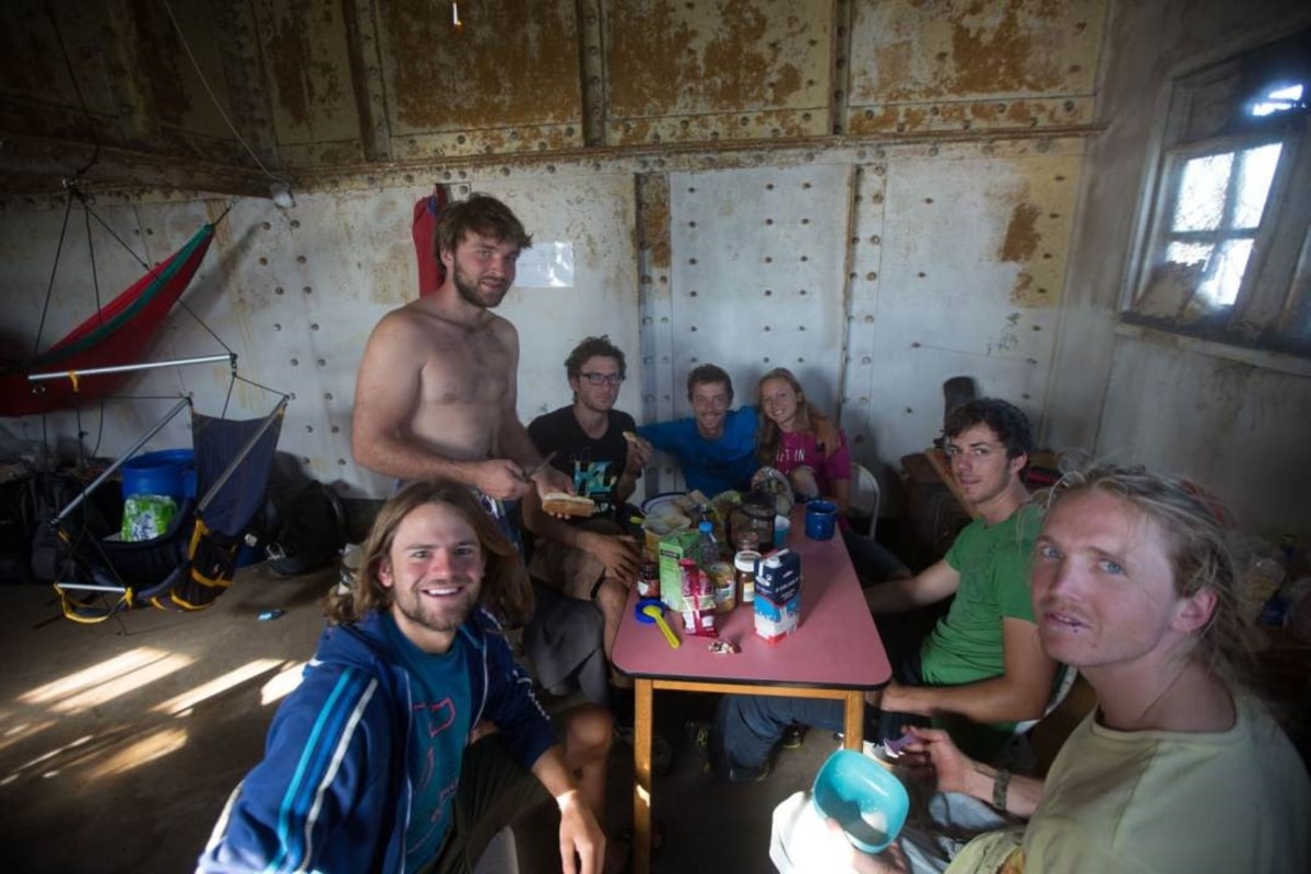 <p>Richtig heimelig: Der Wohn- und Schlafraum der Crew um&nbsp;Weltrekordler Alex Schulz (vorne links).<br></p>