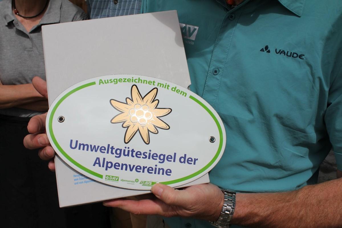 <p>33,3% aller bewirtschafteten Alpenvereinshütten in Deutschland, Österreich und Südtirol wurden für ihren ressourcenschonenden Hüttenbetrieb ausgezeichnet. Von 1996 bis 2019 erhielten insgesamt 128 Berghütten das Umweltgütesiegel.</p>