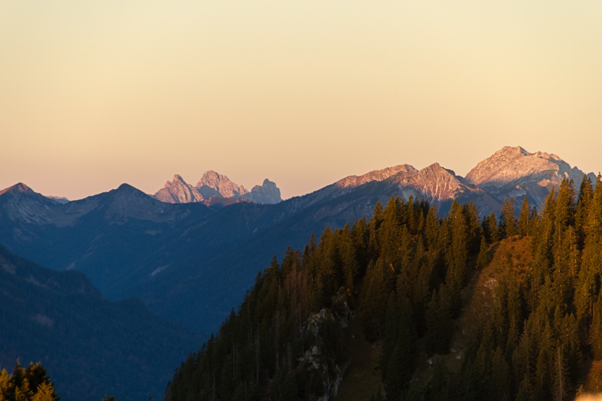 <p>Brennend:  Das erste Tageslicht in den Tannheimer Bergen. Von links: Gehrenspitze,  Köllenspitz und Gimpel, gefolgt von Hochblasse, Scheinbergspitze und  Hochplatte.  </p>