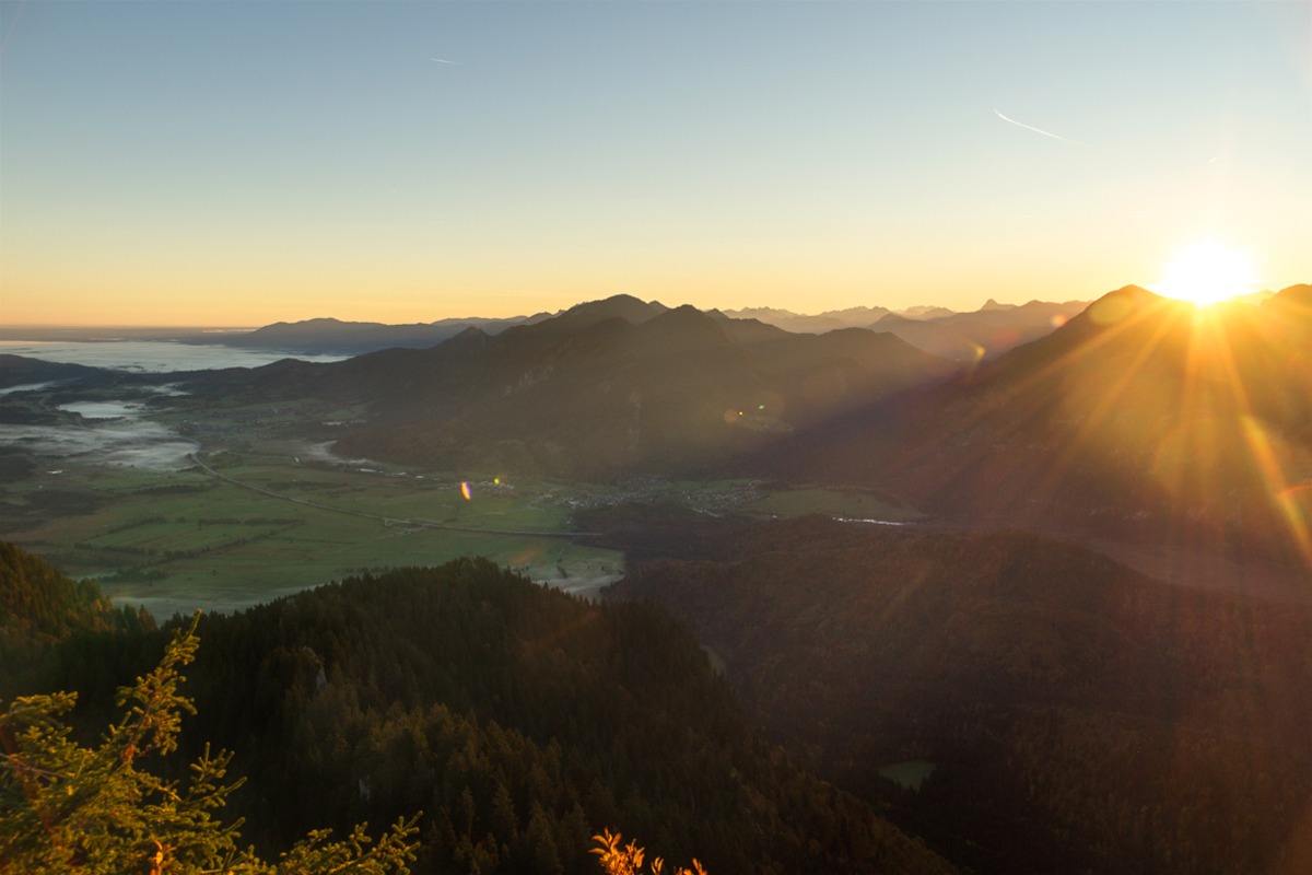 <p>Endlich da:  Sonnenaufgang hinter dem Simetsberg im Estergebirge.</p>