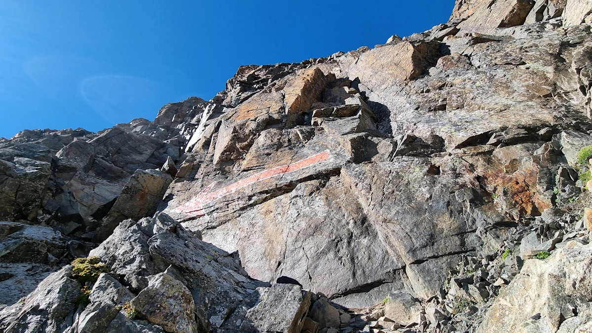 <p>Wer diesen<strong> riesigen roten Pfeil </strong>erreicht, ist zwar auf dem richtigen Weg, hat aber noch viel Kletterei vor sich.</p>