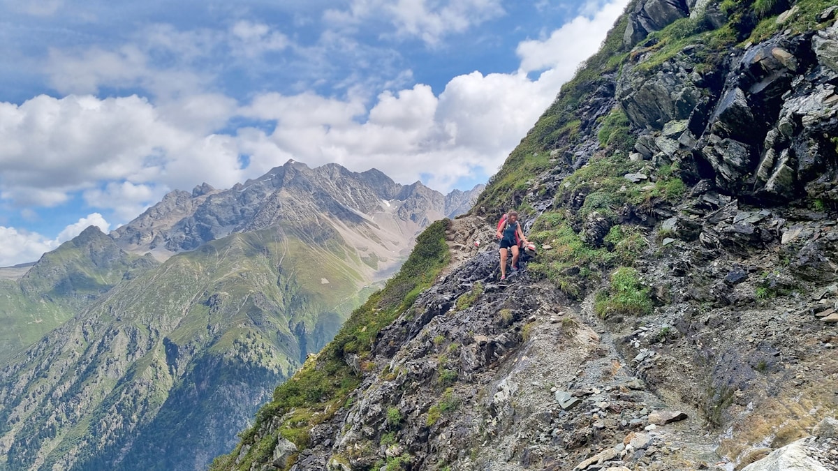 <p>Landschaftlich traumhaft, aber <strong>steil und ausgesetzt</strong> führt der Steig in Richtung Kaunergrat. Einige Abschnitte sind drahtseilversichert.</p>