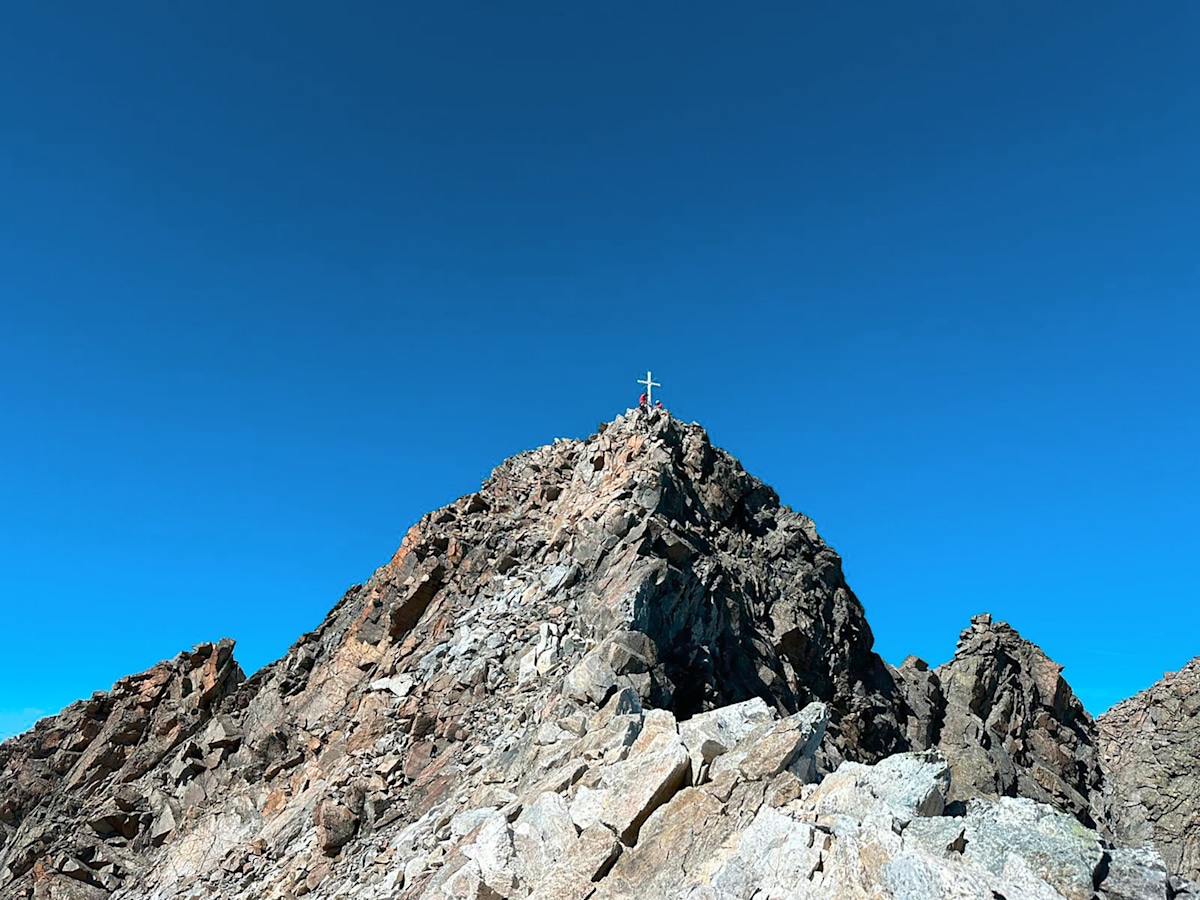 <p>Endlich oben, aber erst die Hälfte geschafft! <strong>Die letzten Meter zum Gipfel</strong> der Watzespitze.</p>