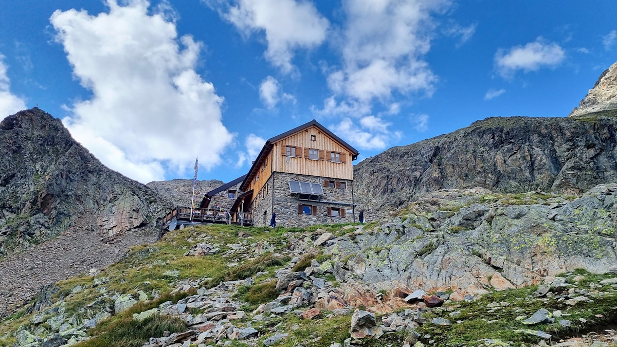 <p>2. Tag: Stützpunkt ist die <strong>Kaunergrathütte</strong>. Mit "So schmecken die Berge" kann man es sich hier kulinarisch gutgehen lassen.</p>