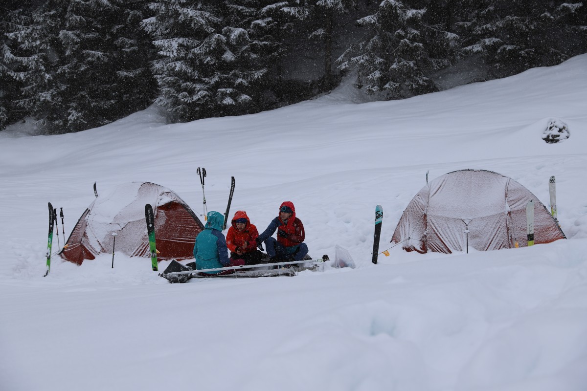 <p>Abgespannt: Zur Verankerung der Zelte müssen Ski und Tourenstöcke dienen.</p>