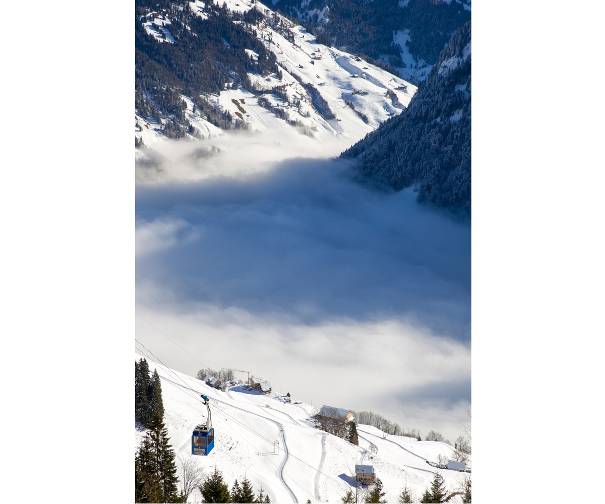 <p>Fast  1000 Höhenmeter über dem Engelberger Tal liegt der Oberalp Hof von Toni Arnold.  Im Winter ist er mit Fahrzeugen nicht erreichbar. Dann ist die blaue Kuhgondel  die einzige Verbindung ins Tal.</p>