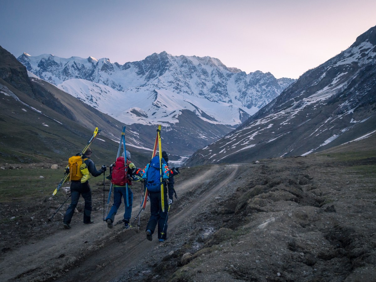 <p>Eine wilde Anreise, ein Gebirge mit eis- und schneebewehrten Berg-Riesen sowie kleineren Gipfeln jenseits der 3000-Meter-Marke. Perfekte Ingredienzien für abenteuerliche Skitourenträume im Kaukasus.</p>