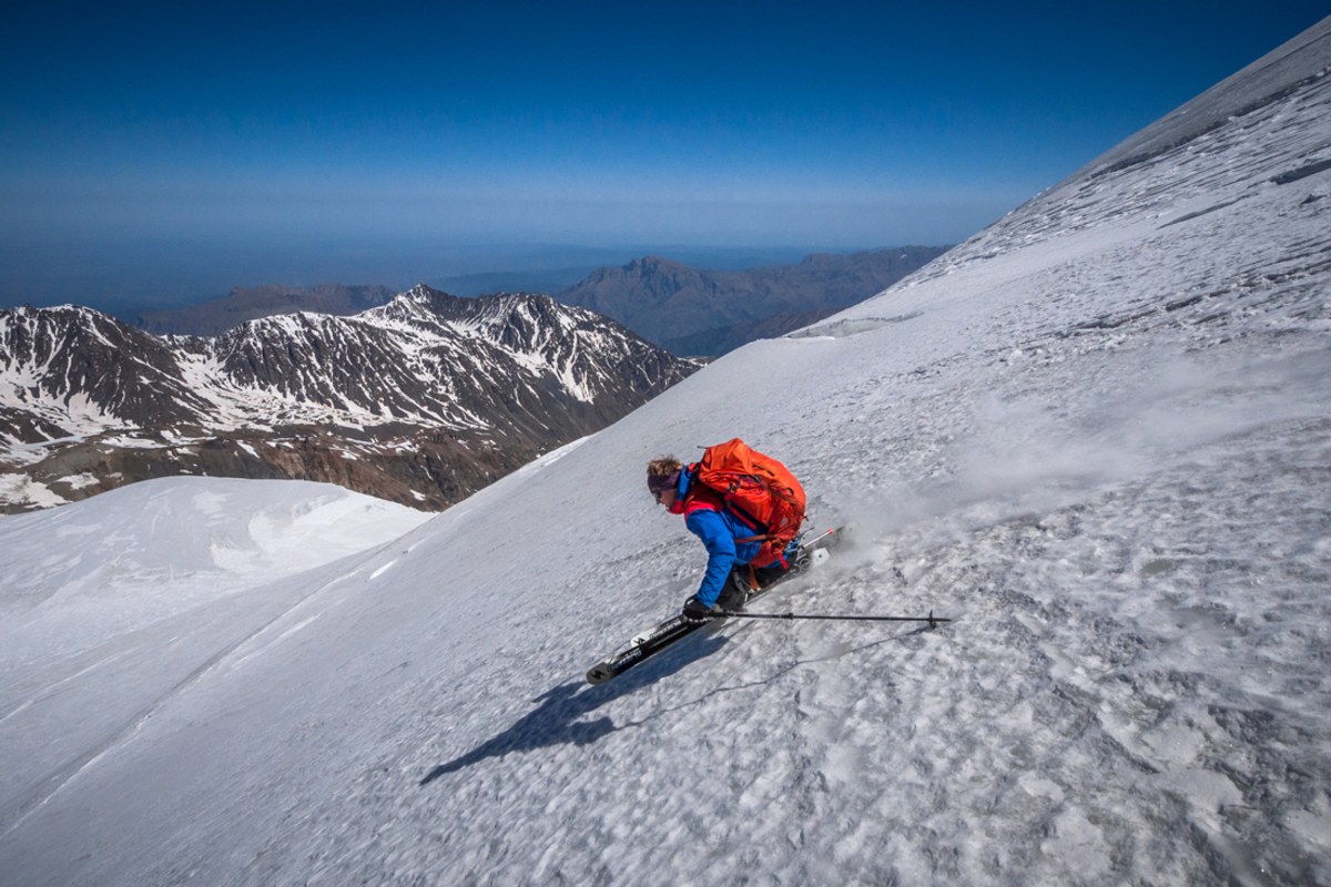 <p>Vom Kazbek ist der „Abstieg“ dank Ski schnell und bei guten Verhältnissen auch unkompliziert.</p>