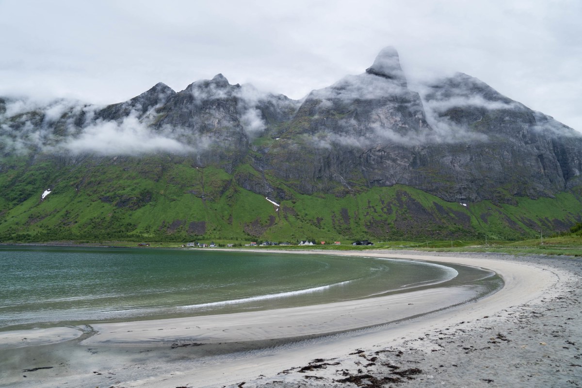 <p>Aufregend auch bei Regenwetter: Der Sandstrand von  Ersfjordstranda ist wunderbar fein, die Berge drumrum sind aufregend hoch und  das Wasser ist bisweilen karibisch grün – aber immer arktisch frisch!</p>