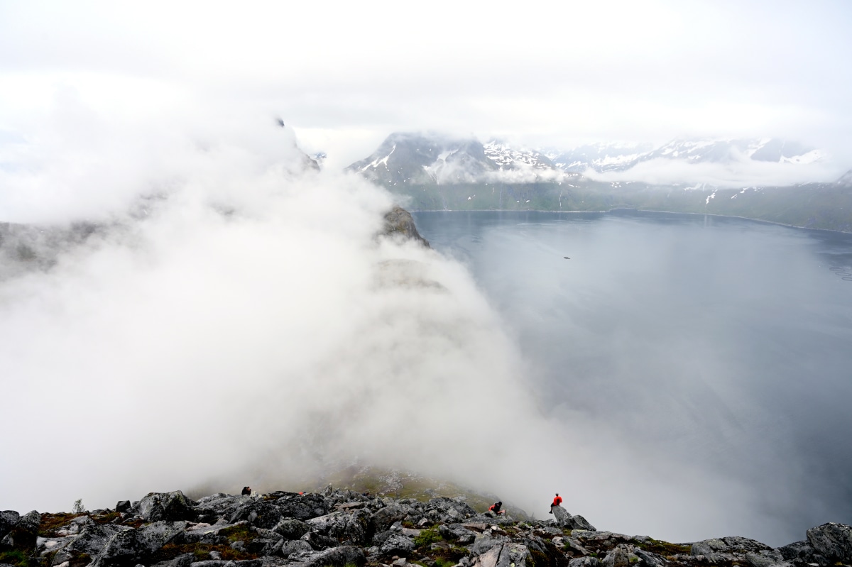<p>Grandios, wenn kurz vor dem Gipfel plötzlich die Wolken  aufreißen und sich der Tiefblick in den Fjord öffnet. Und immer wieder bieten  sich Felskeile als natürliche Kinosessel an.</p>