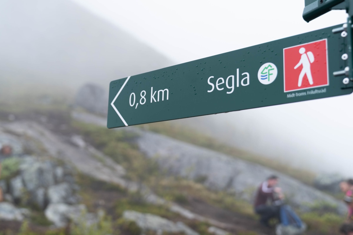 <p>Rätsel der norwegischen Wegweisung: Auch bei steilen  Bergtouren stehten weder Gehzeit noch Höhenmeter, sondern die Wegedistanz. Aber  wie bei uns steht die rote Kennung für „mittelschwer“.</p>
