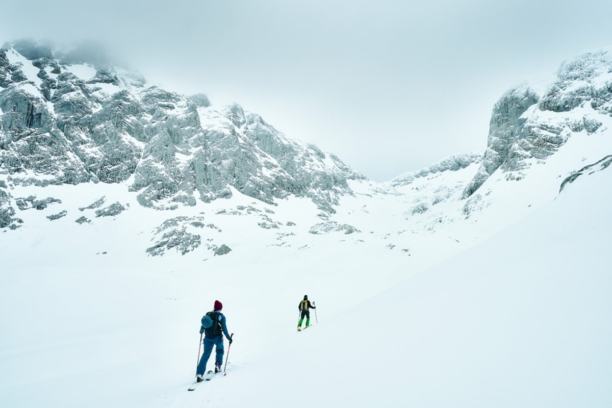 <p>Viele Höhenmeter, eine lange, teils anspruchsvolle Abfahrt und dazu ein grandioses Bergpanorama – der Hohe Göll zählt nicht umsonst zu den Skitourenklassikern im Berchtesgadener Land.</p>