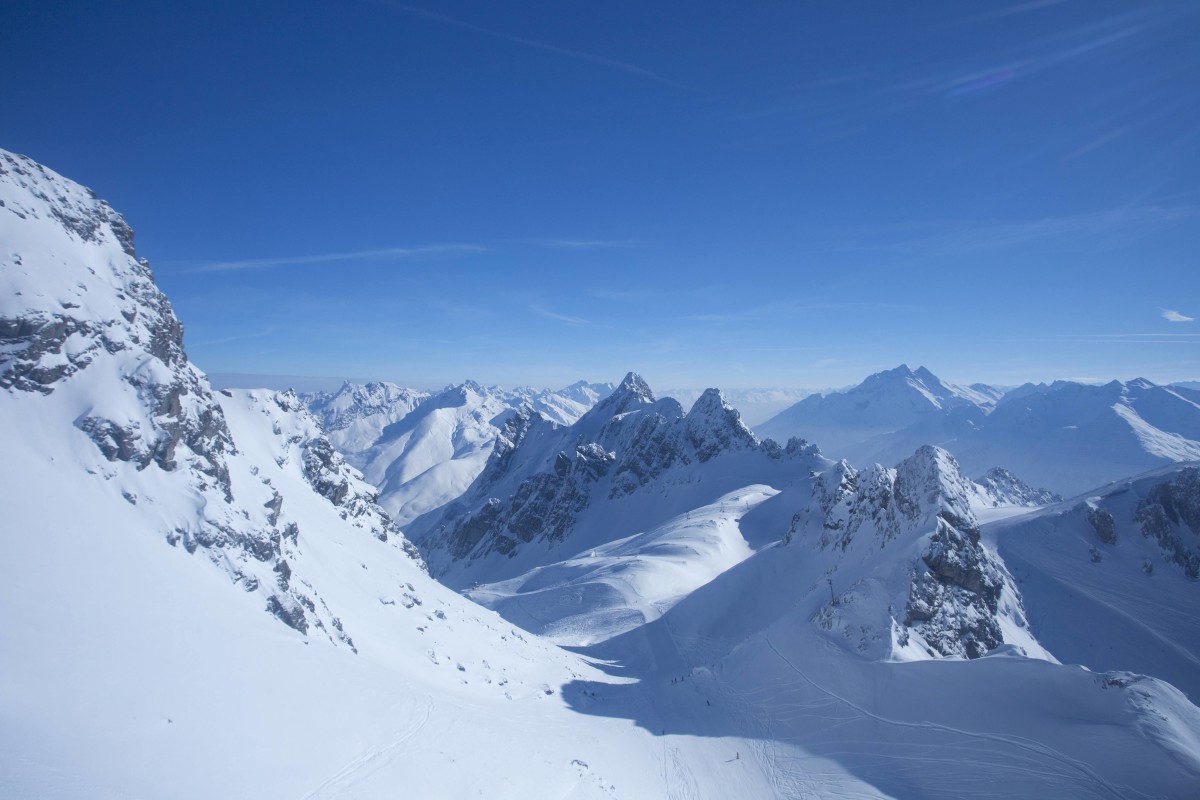 <p>2811 Meter misst der höchste mit den Bergbahnen erreichbare Gipfel der Region, die Valluga. Von hier kann man an klaren Tagen von Österreich über Deutschland, Liechtenstein und Italien bis in die Schweiz sehen.</p>