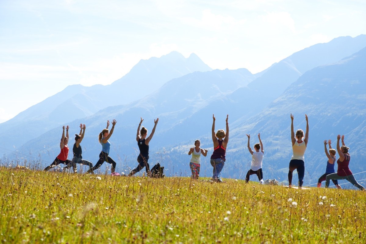 <p>Yoga auf 1800 Meter gibt es beim Mountain Yoga Festival in St. Anton am Arlberg. Yoga-Begeisterte aus 14 verschiedenen Nationen versammeln sich dann morgens am Bergrestaurant am Gampen. Das 2021 zum fünften Mal stattfindende Festival hat sich inzwischen einen Platz unter den Top-Yoga-Destinationen weltweit gesichert. <a href="https://www.mountainyogafestivalstanton.at/" rel="nofollow">mountainyogafestivalstanton.at</a></p>