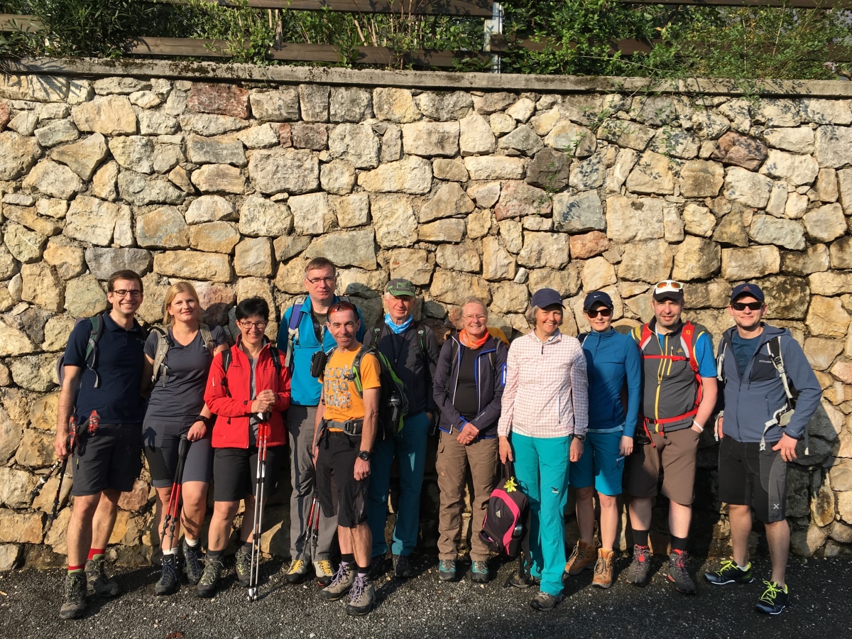 <p>Vor der Mauer: Die Teilnehmer an der Sperone-Wanderung.</p>