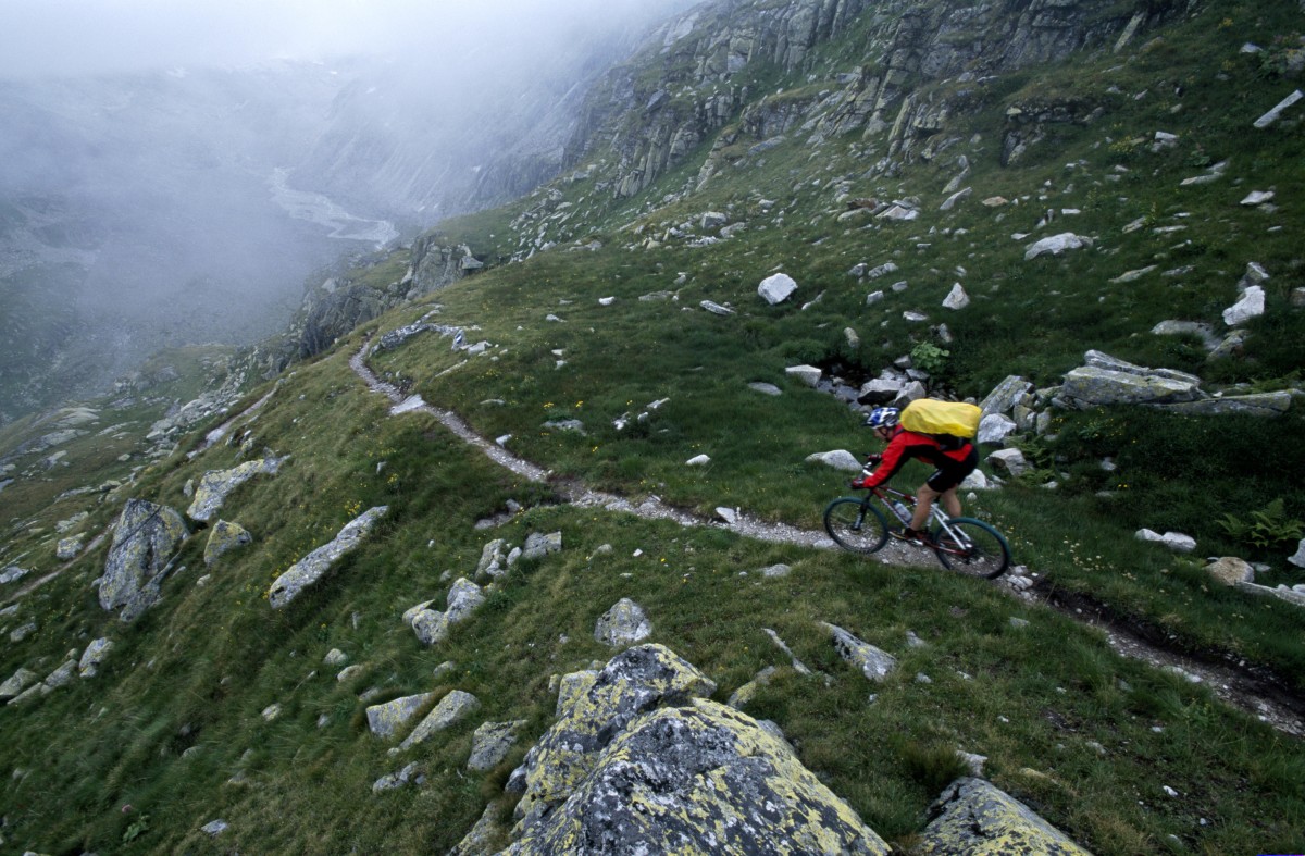 <p>Unter einer Alpenüberquerung versteht man eine Reise über die Alpen: meist quer, seltener auch längs zum Alpenhauptkamm. Man kann sie zu Fuß, mit dem Rad, mit motorisierten Fahrzeugen, mit Tieren, durch Tunnel oder durch die Luft, zum Beispiel mit einem Ballon, unternehmen. Zu Fuß spricht man meist von einer Alpenüberquerung, mit dem Rad ist die Bezeichnung Transalp oder Alpencross geläufiger.</p>