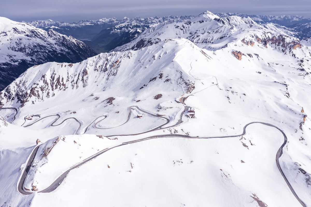 <p>1971 gelang die erste komplette Alpendurchquerung von Ost nach West auf Ski. Klaus Hoi, Robert Kittl, Hansjörg Farbmacher und Hans Mariacher liefen von Reichenau an der Rax im südlichen Niederösterreich bis zu den westlichsten Ausläufern der Alpen in Nizza. 40 Tage waren sie unterwegs, legten fast 2000 Kilometer und 80.000 Höhenmeter zurück. Sie passierten dabei die Gipfel des Großglockner, des Piz Palü und des Montblanc.</p>
