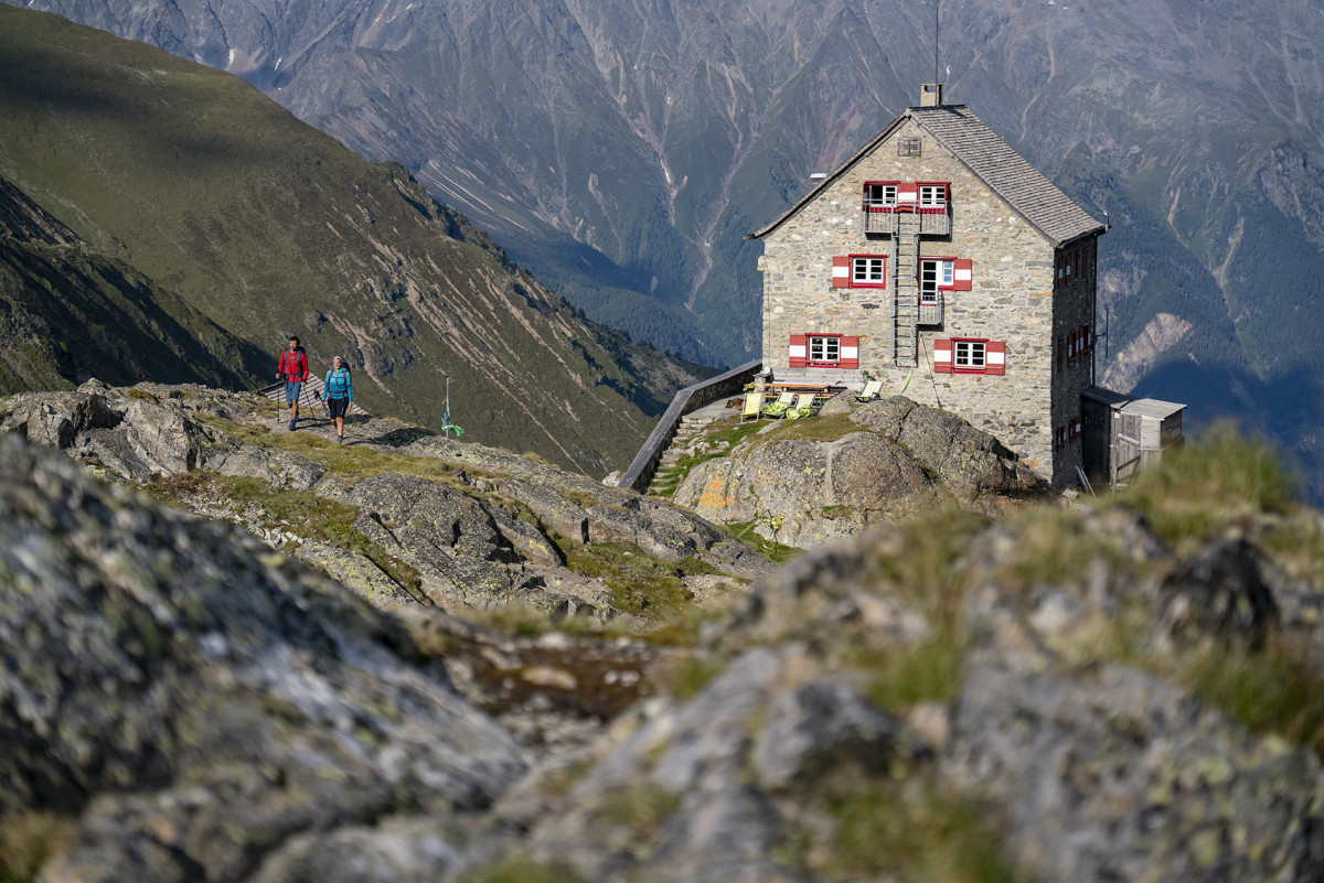 <p>Die Erlanger Hütte&nbsp;liegt auf 2550 m nahe dem Wettersee unterhalb des Wildgrats (2974m).</p>