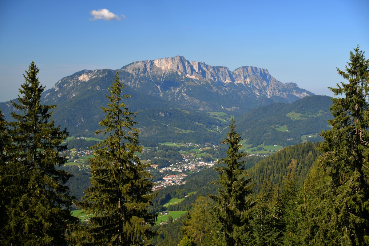 <p>Der <strong>Untersberg</strong> ist der nördlichste der neun Gebirgsstöcke der Berchtesgadener Alpen und der sagenreichste Berg der Alpen: Legenden über <strong>Erdgeister, Feen und Zauberer</strong> ranken sich um das Felsmassiv mit seinem ausgedehnten Höhlensystem an der Grenze zu Österreich. Die wohl bekannteste Sage erzählt, dass hier Kaiser Karl der Große auf seine Auferstehung wartet. Er wird umsorgt von den <strong>"Untersberg Mandln"</strong>, zwergartigen Wesen. Alle 100 Jahre wacht der Kaiser auf und schickt einen Untertanen hinaus. Kreisen Raben um den Untersberg, bleibt ihm die Auferstehung verwehrt.</p>
