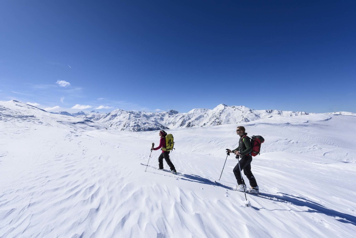 <p>Gut  lachen: Schönstes Wetter auf dem Weg zur Rosslaufspitze hoch über dem  Nurpenstal.  </p>