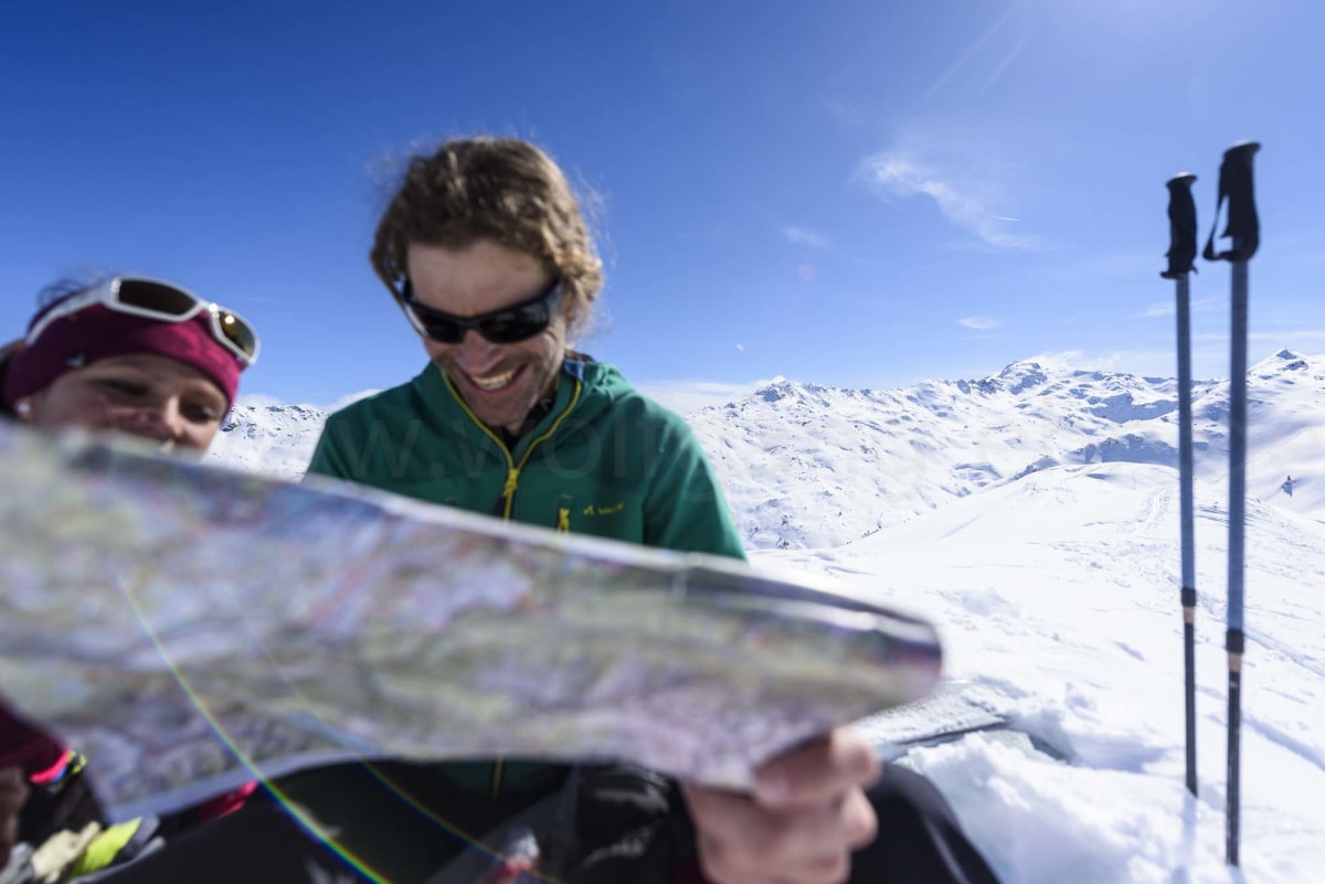 <p>Karten  lesen macht offensichtlich Spaß: Tourengeher am Gipfel der Rosslaufspitze.   </p>