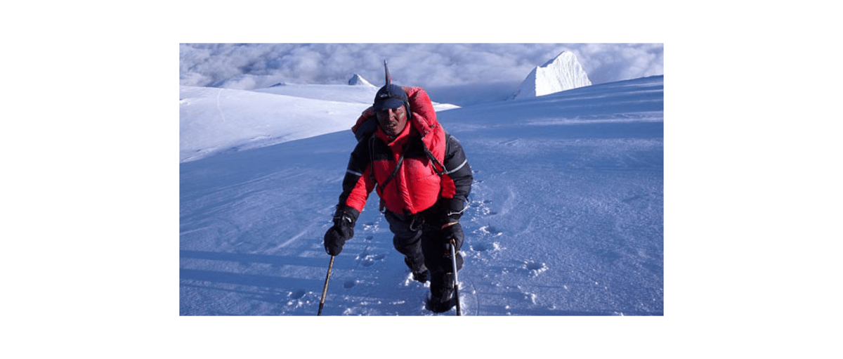 Sherpa Pasang sieht man die Anstrengung an