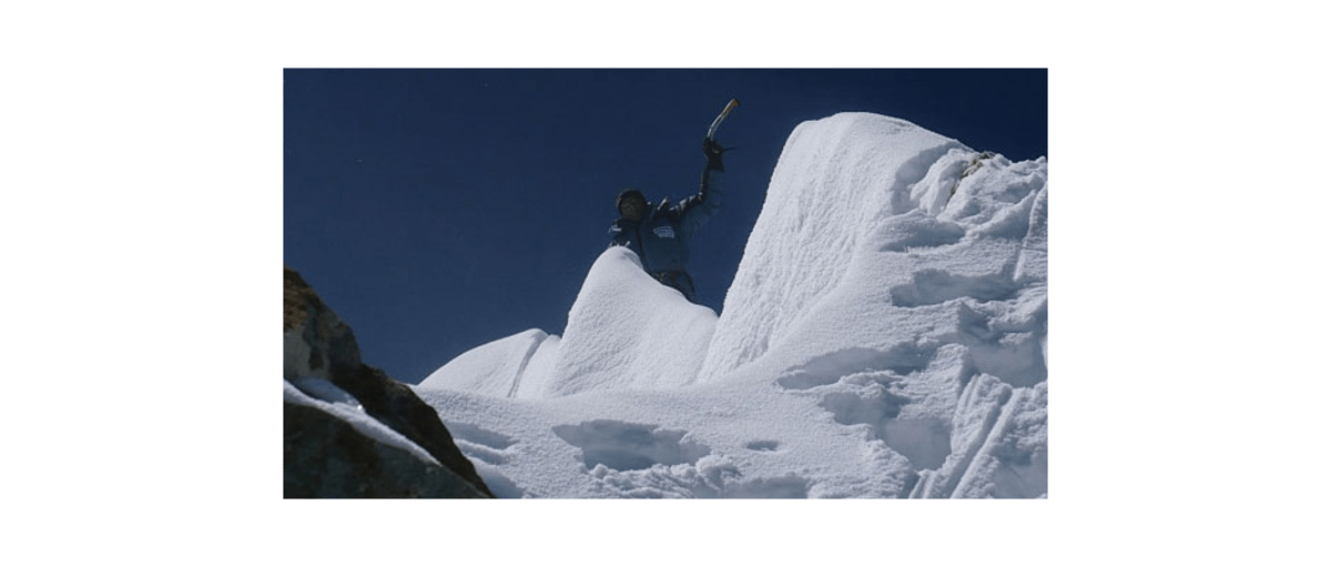 Ralf Dujmovits winkt in den Himmel