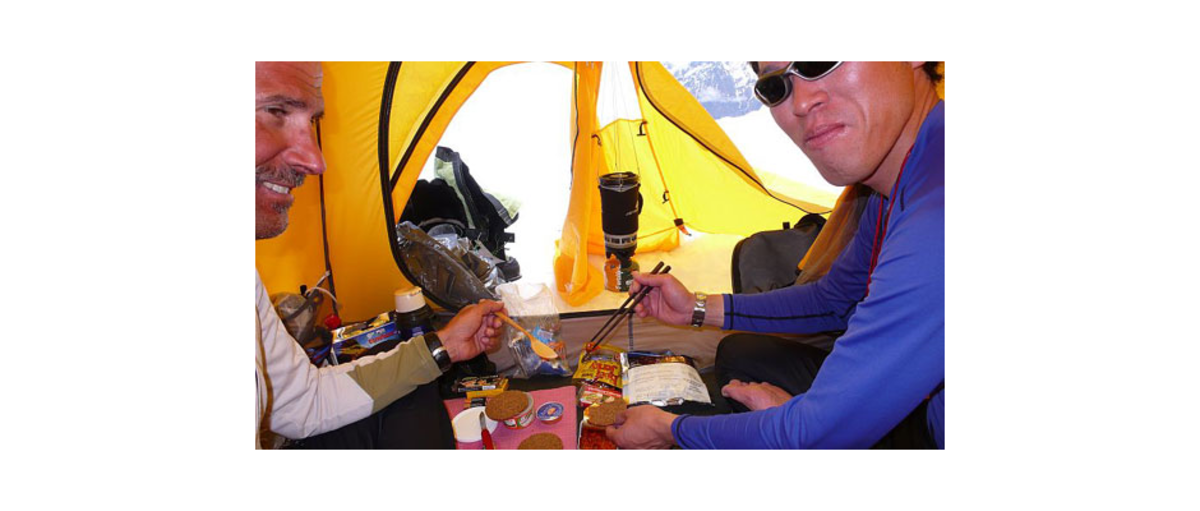 Hiro und Ralf lassen es sich in Lager 1 munden