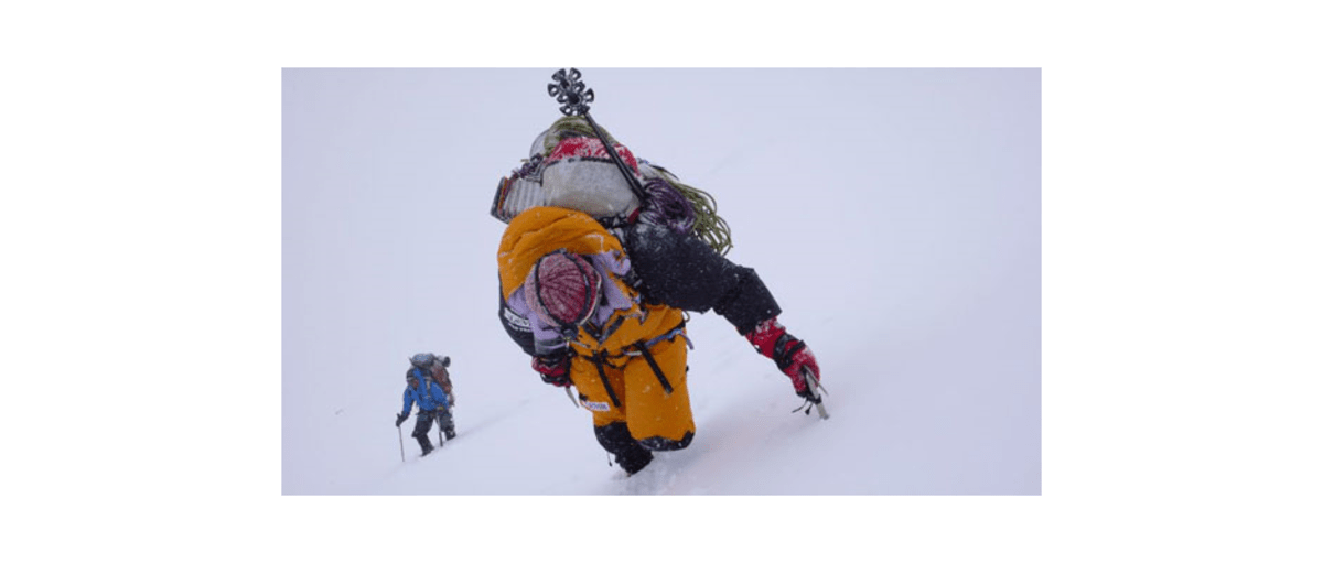 Schwer bepackt nach Lager III