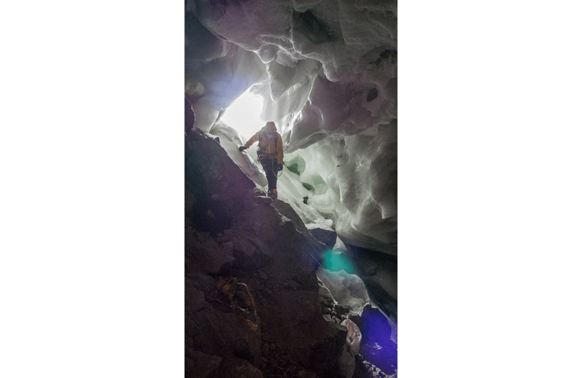 Simone Moro in der Eishöhle
