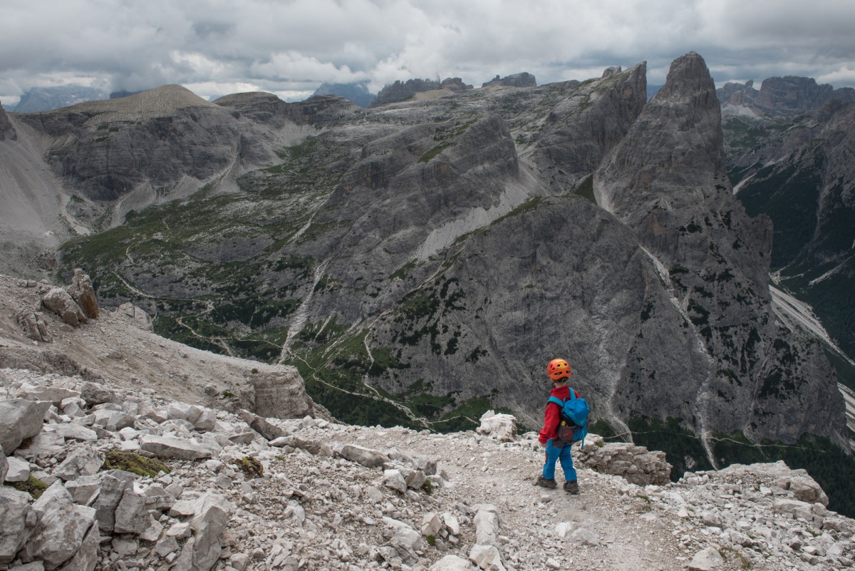 <p>Kleiner Mensch in großem Gebirg‘: Finn genießt unterwegs zur Zsigmondy-Hütte die Aussicht am Alpini-Steig.</p>