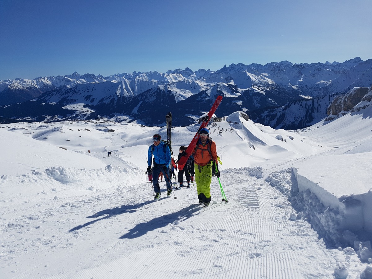 <p>Eine der leichten Touren der ALPIN- Tiefschneetage ist die Skitour auf das Hahnenköpfle. Sie wird von der Gipfelstation der Ifenbahn angegangen, von wo aus es nur wenige Höhenmeter bis zum Gipfelkreuz sind.</p>