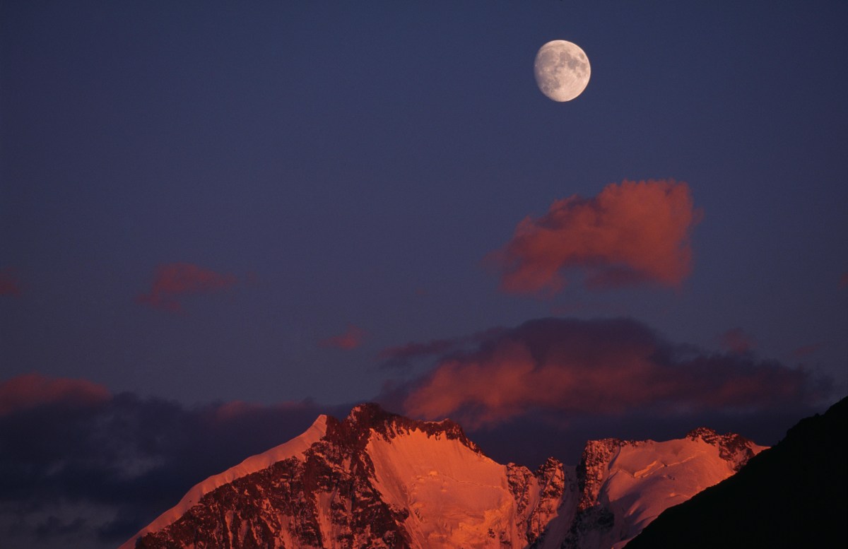 Der Mond über den Gipfelen der Bernina