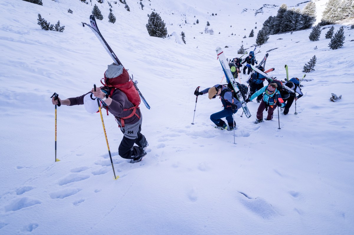 Im Entenmarsch den Hang hinauf!