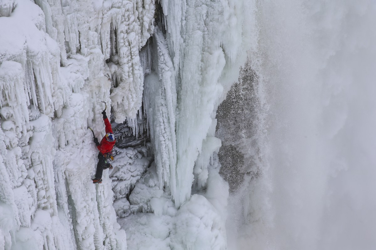 Bergsteiger Will Gadd erklimmt gefrorene Niagarafälle