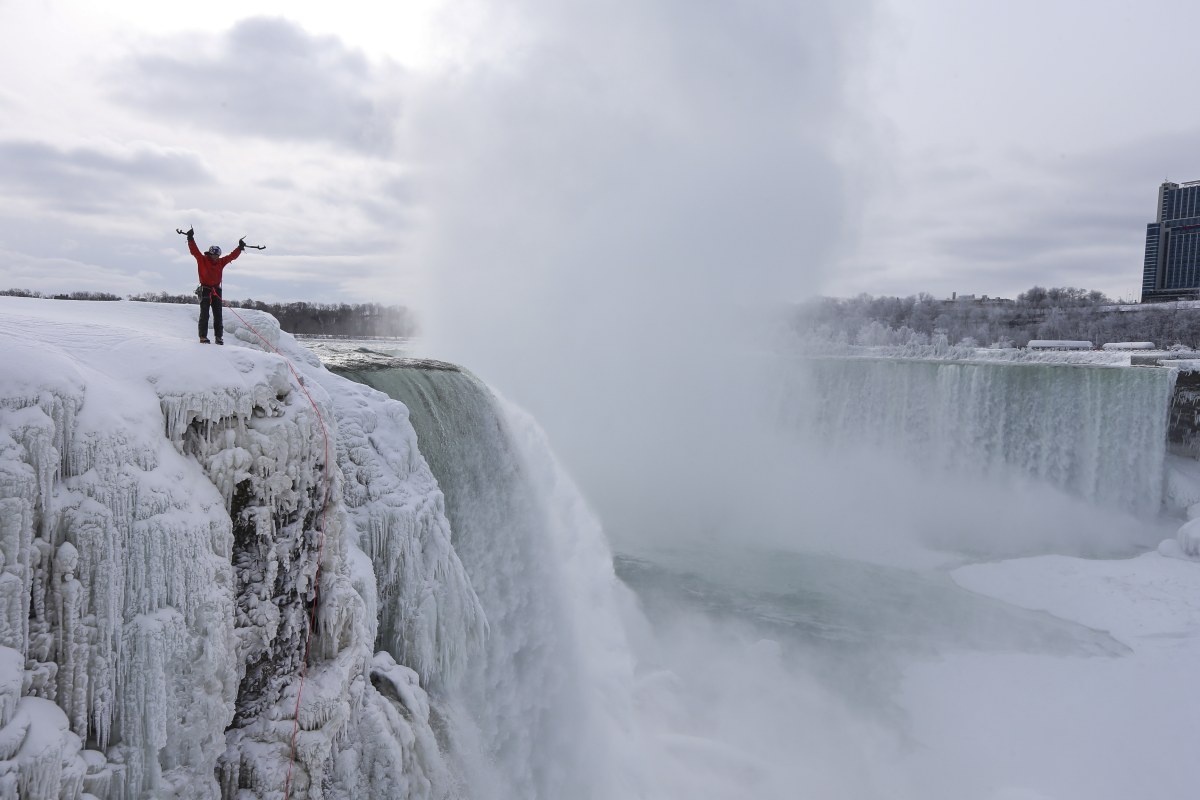 Bergsteiger Will Gadd erklimmt gefrorene Niagarafälle