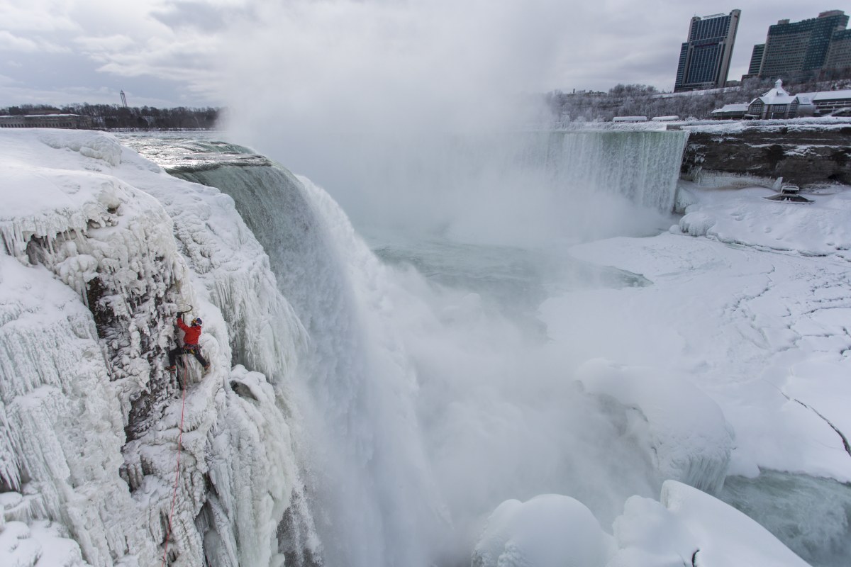 Bergsteiger Will Gadd erklimmt gefrorene Niagarafälle
