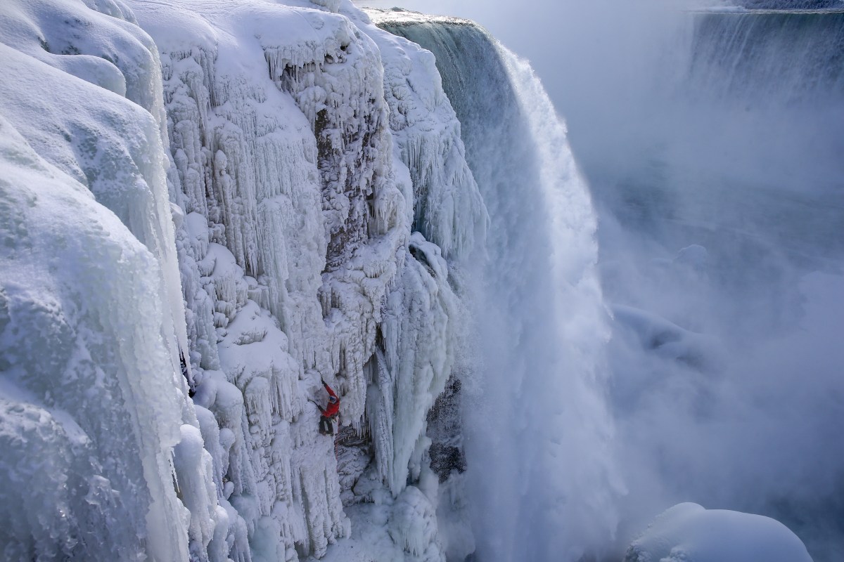 Bergsteiger Will Gadd erklimmt gefrorene Niagarafälle