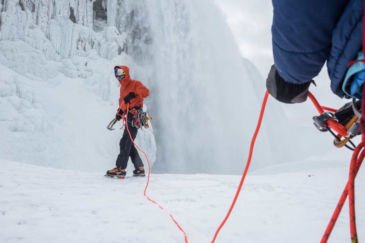 Bergsteiger Will Gadd erklimmt gefrorene Niagarafälle