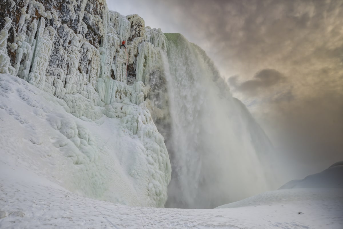 Bergsteiger Will Gadd erklimmt gefrorene Niagarafälle