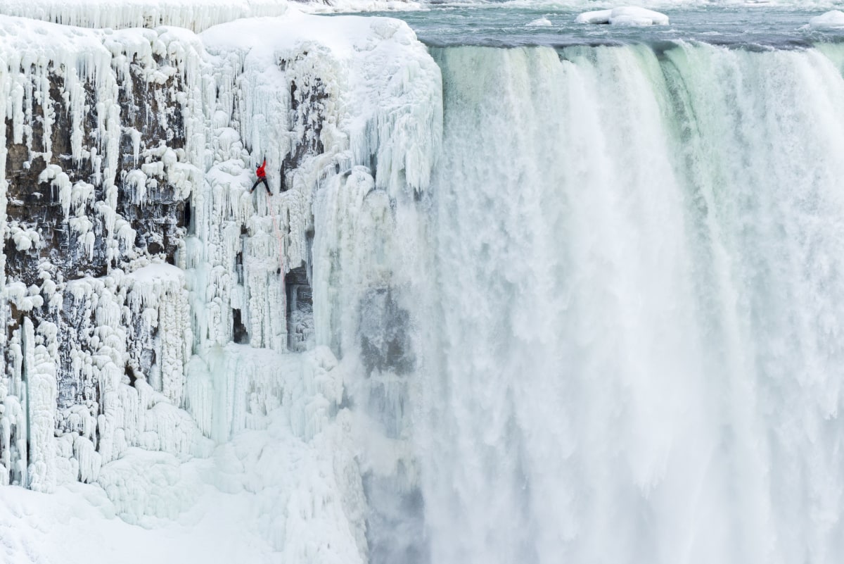 Bergsteiger Will Gadd erklimmt gefrorene Niagarafälle