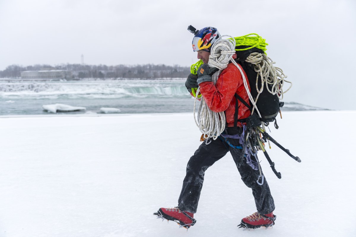 Bergsteiger Will Gadd erklimmt gefrorene Niagarafälle